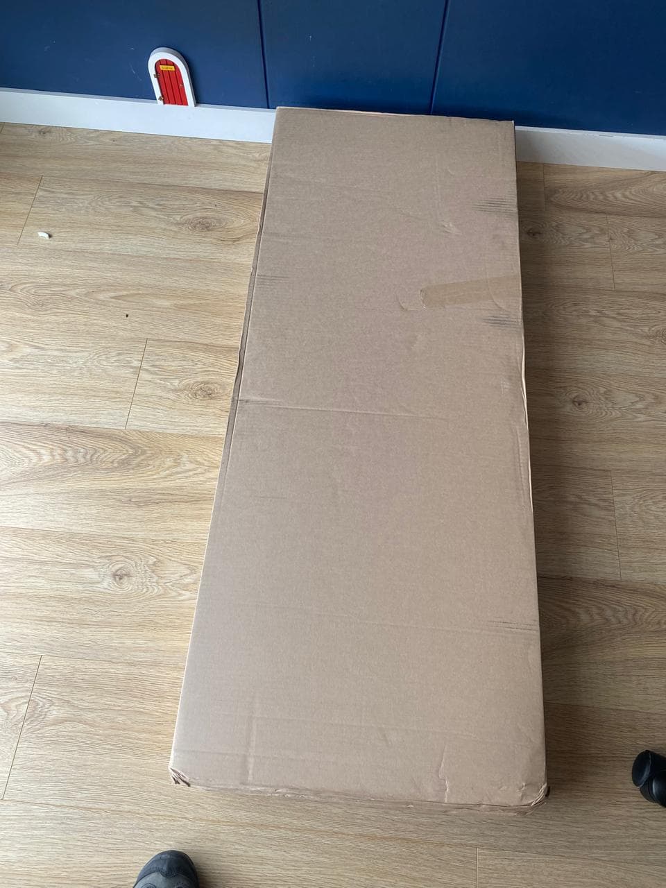 Caja cerrada de un escritorio antes de iniciar el servicio de armado